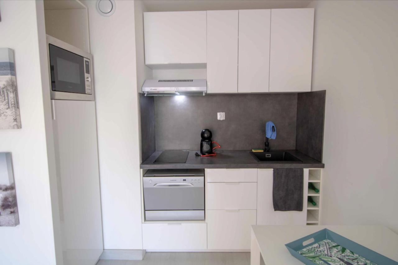 Bright Apt Of 32 M Renovated Near Town เฟรฌูส ภายนอก รูปภาพ